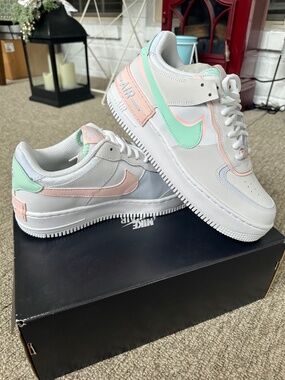 Women’s Nike tennis shoes